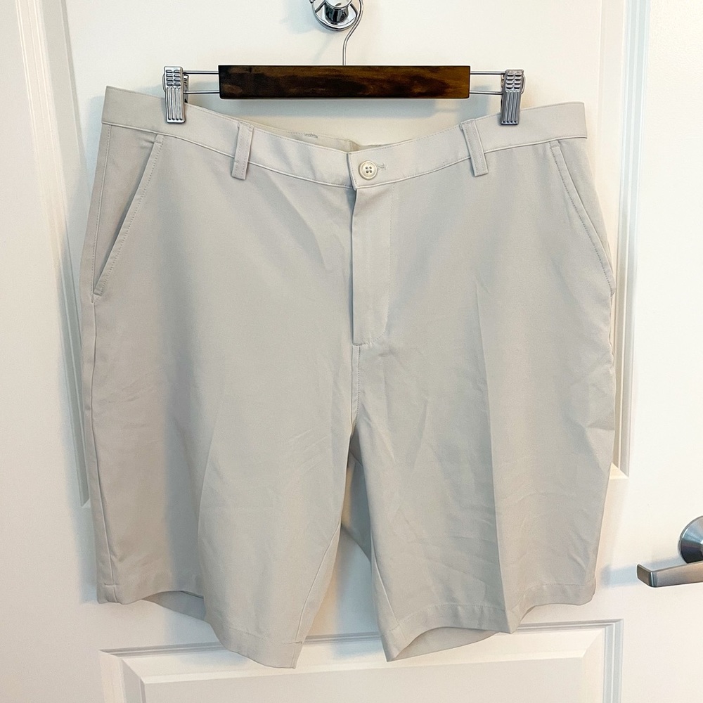 1764 Men’s grey golf shorts